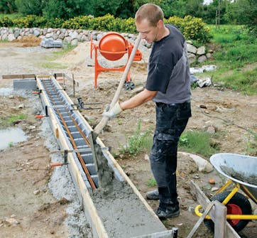 Fundament til skur: Nu er du klar til at fylde den sidste beton i Fundament til skur: Nu er du klar til at fylde den sidste beton i